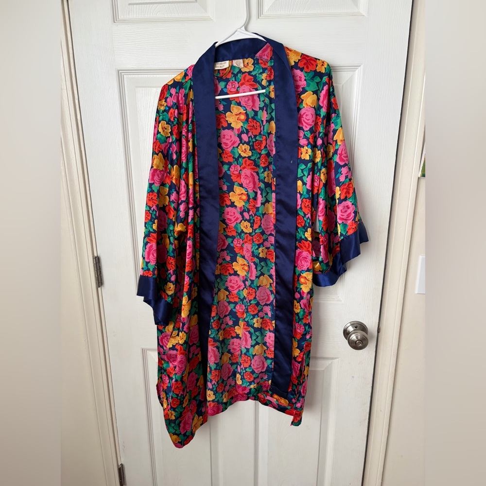 Vintage Victoria’s Secret robe 👘